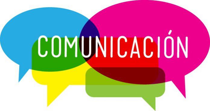 Un curso de comunicación busca desarrollar habilidades para la comunicación efectiva, tanto en la expresión verbal como no verbal. Se enfoca en mejorar la comprensión, la escucha activa, y la capacidad de transmitir mensajes de forma clara y persuasiva, utilizando técnicas como el lenguaje corporal y la expresión emocional. También puede abordar la gestión de emociones, la resolución de conflictos y la creación de relaciones sólidas. 